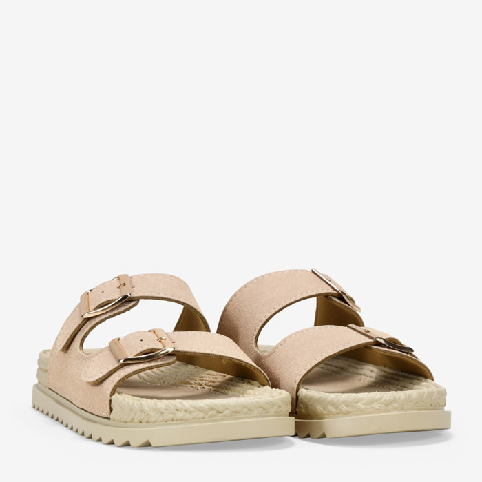 Sandalias planas arena con hebillas metálicas