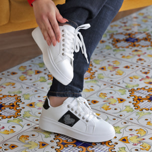 Sneakers in simil pelle con dettaglio strass