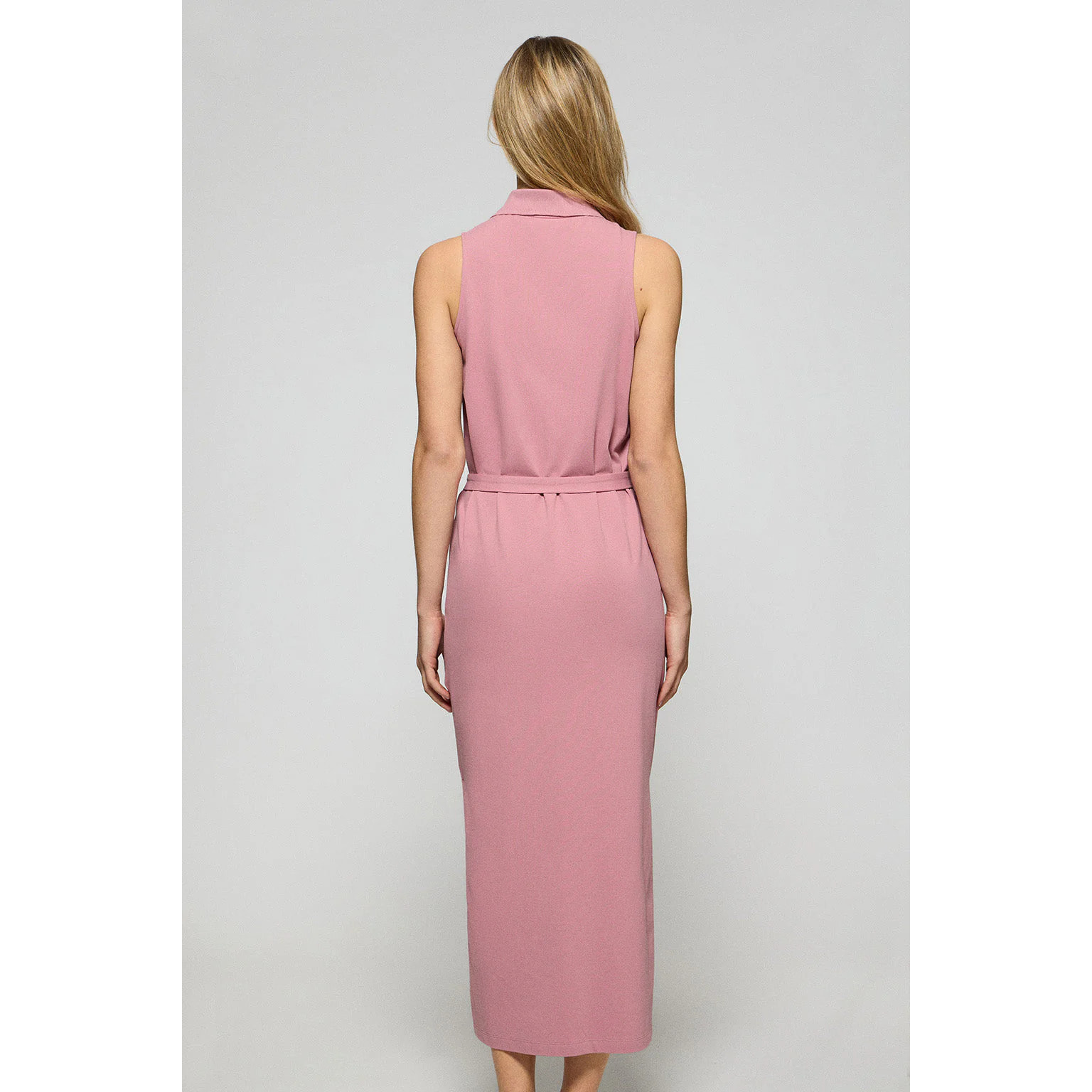 Vestito rosa cipria smanicato e abbottonato con monogramma ricamato