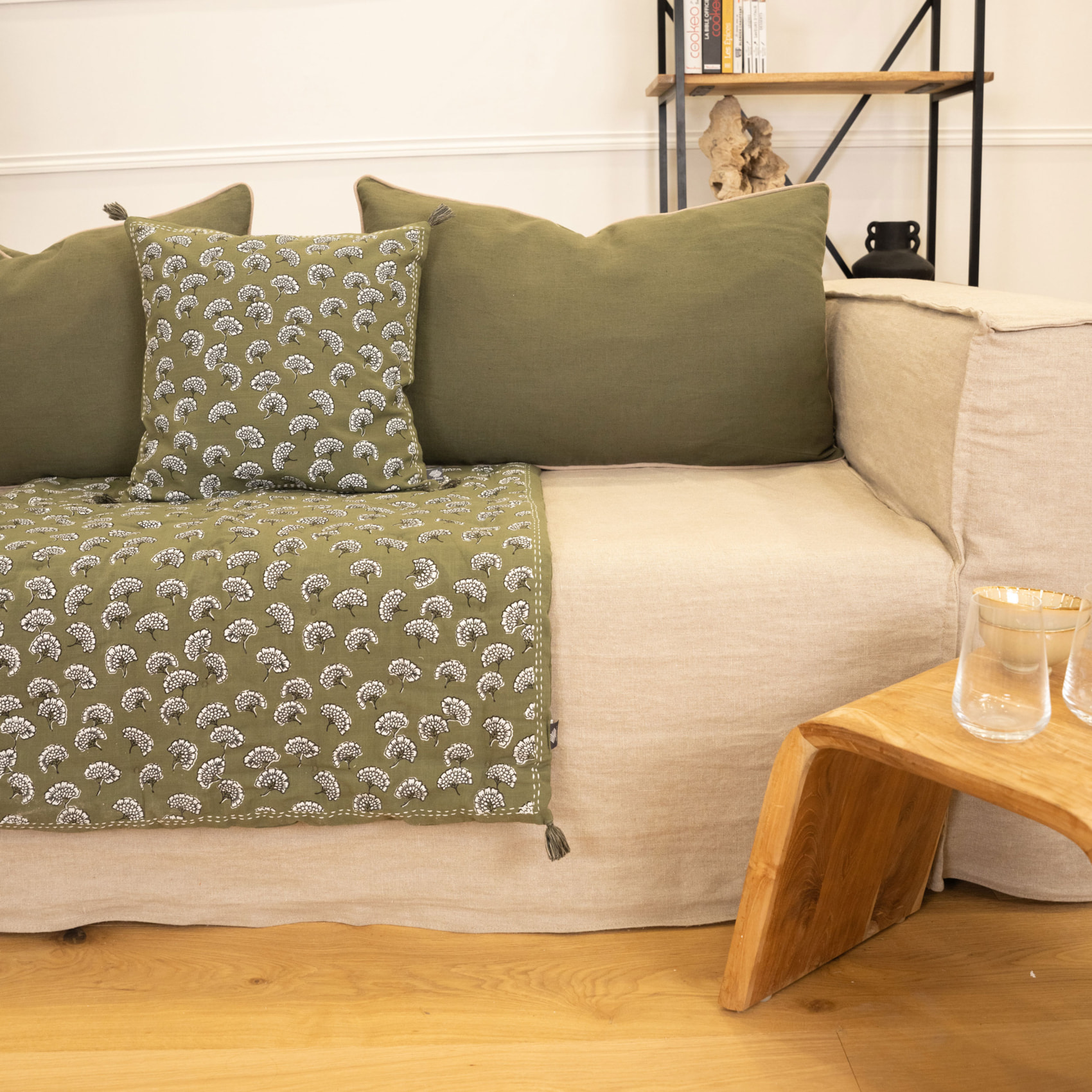 Coussin décoratif imprimé motif floral - Kaki