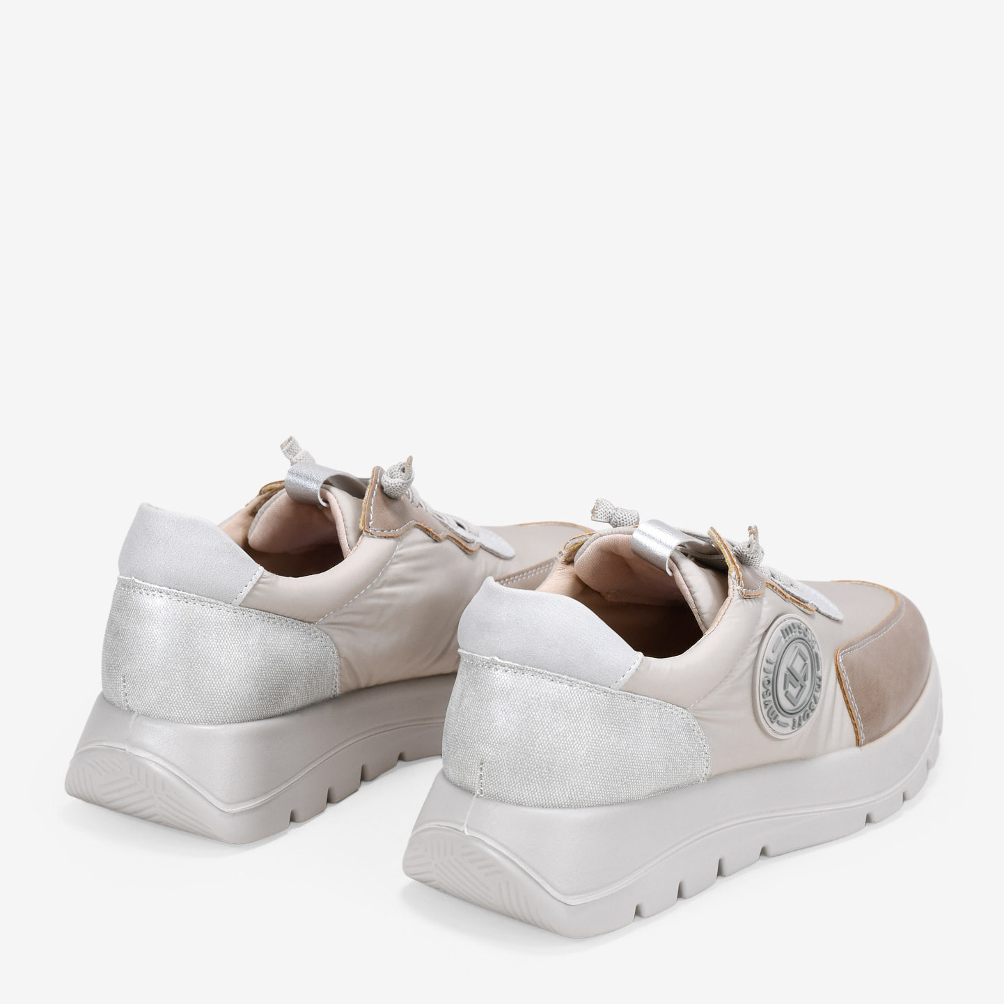 Zapatillas deportivas beige con cordones elásticos