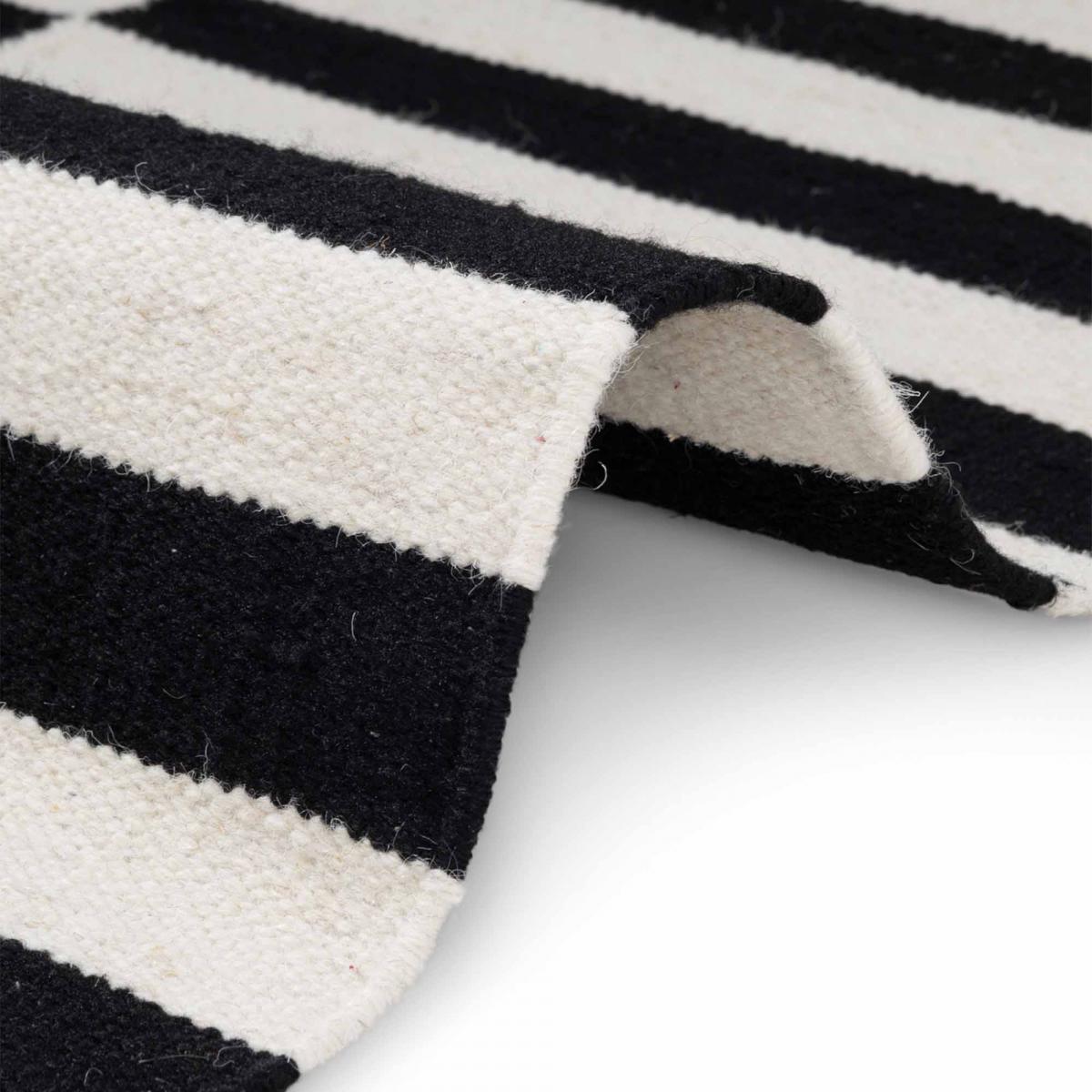 Tapis kilim, motif géométrique, tissé main, duel chic authentique