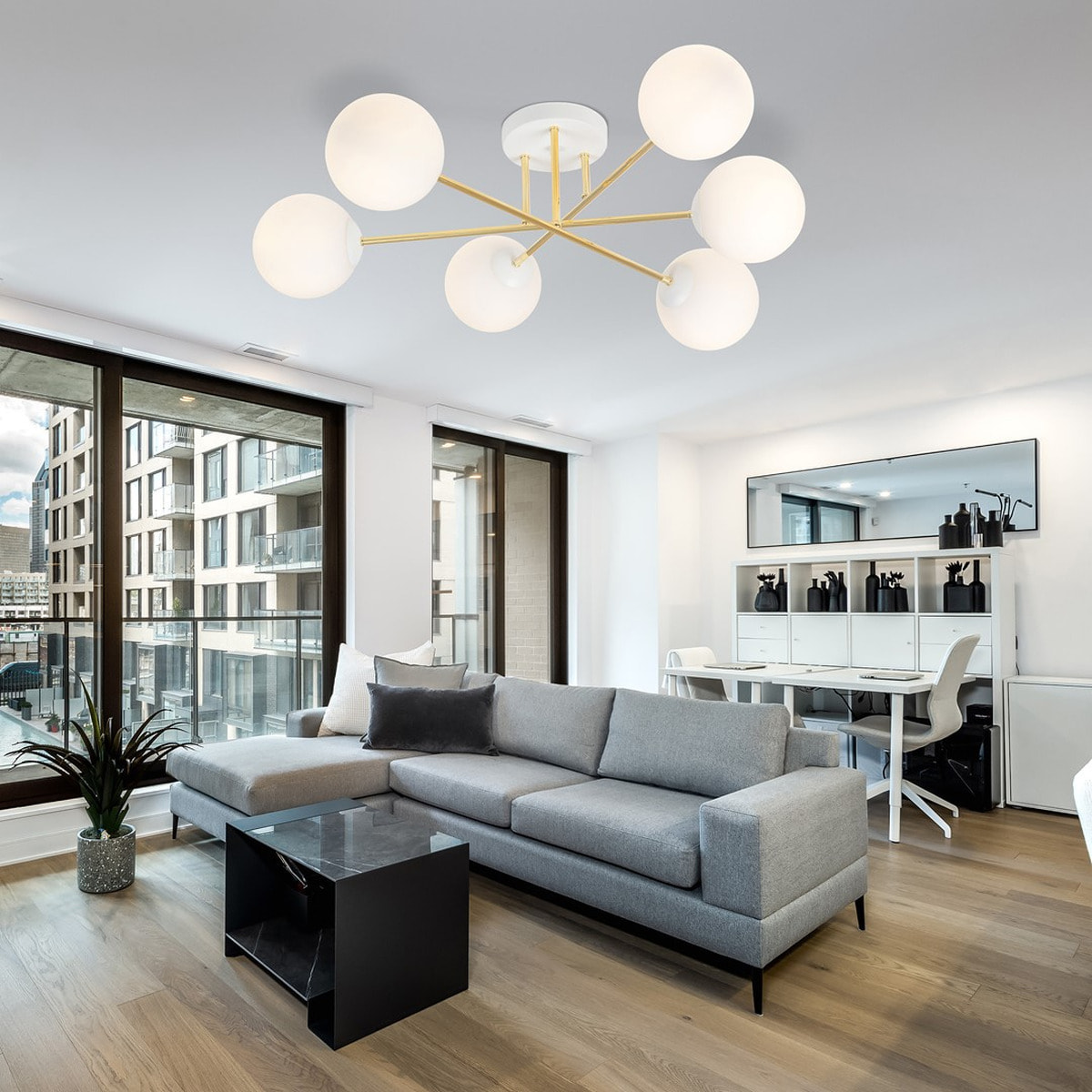 Lampada a sospensione Magnum con struttura oro e sfere in vetro