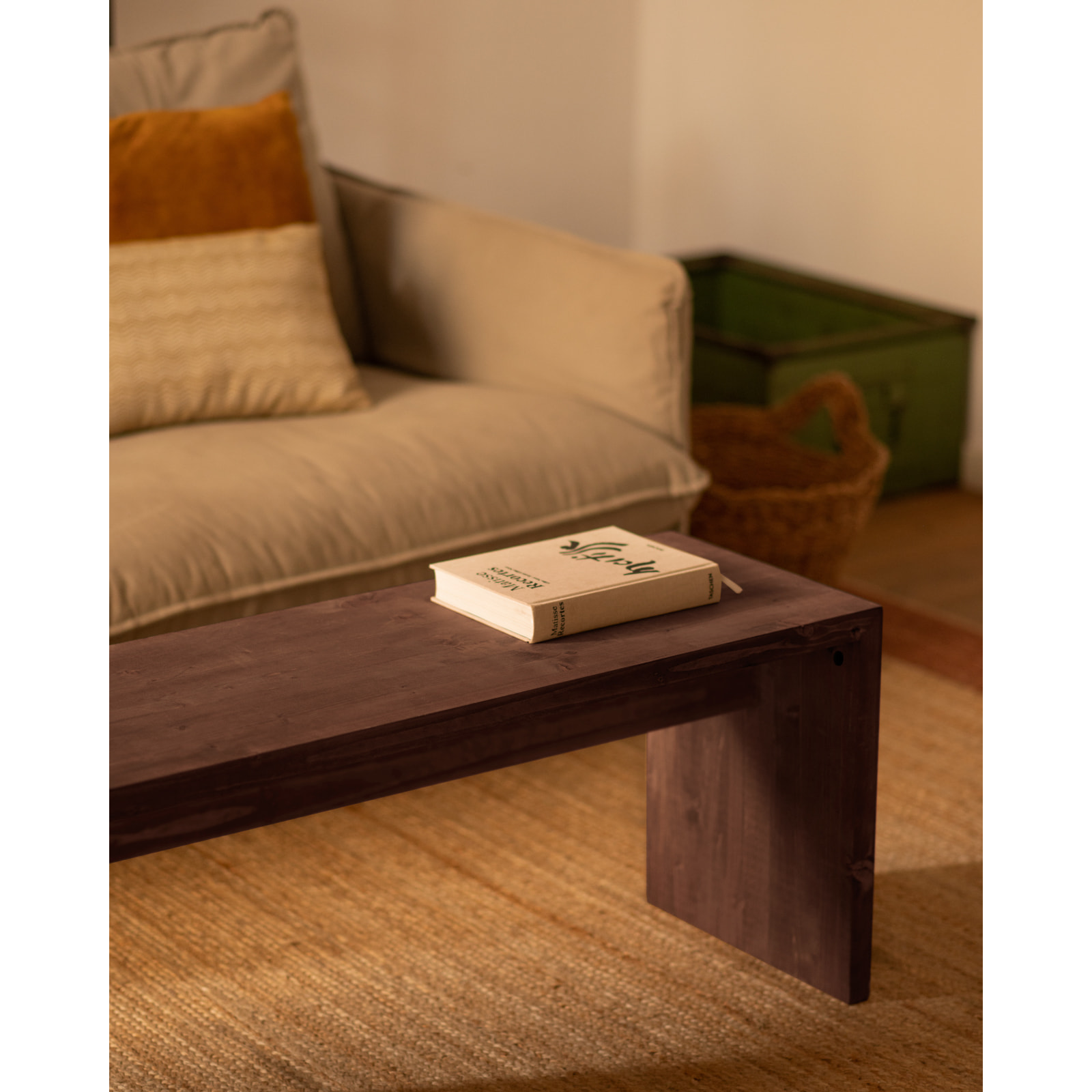 Mesa de centro de madera maciza en tono nogal de 110x45x35cm Alto: 45 Largo: 110 Ancho: 35