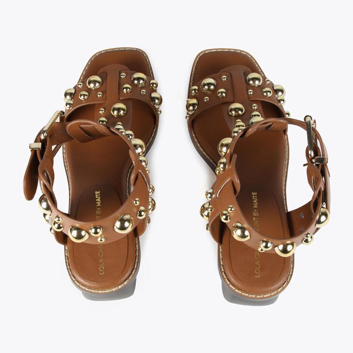 Sandali con tacco e decorazioni in metallo