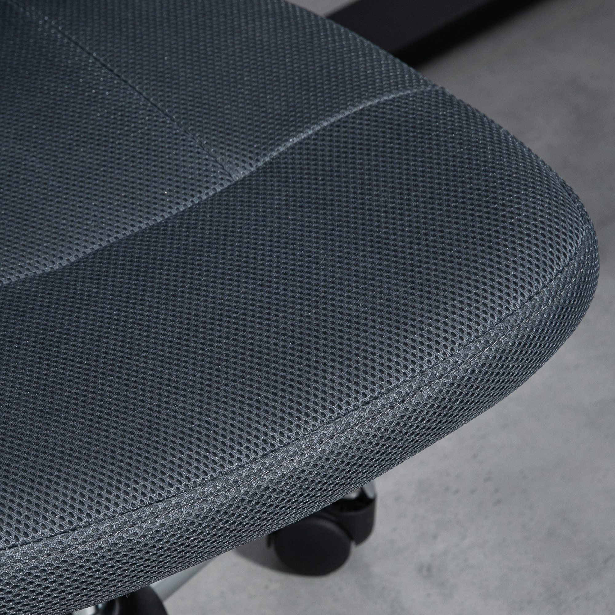 Chaise de bureau ergonomique hauteur réglable piètement chromé pivotant 360° revêtement gris foncé