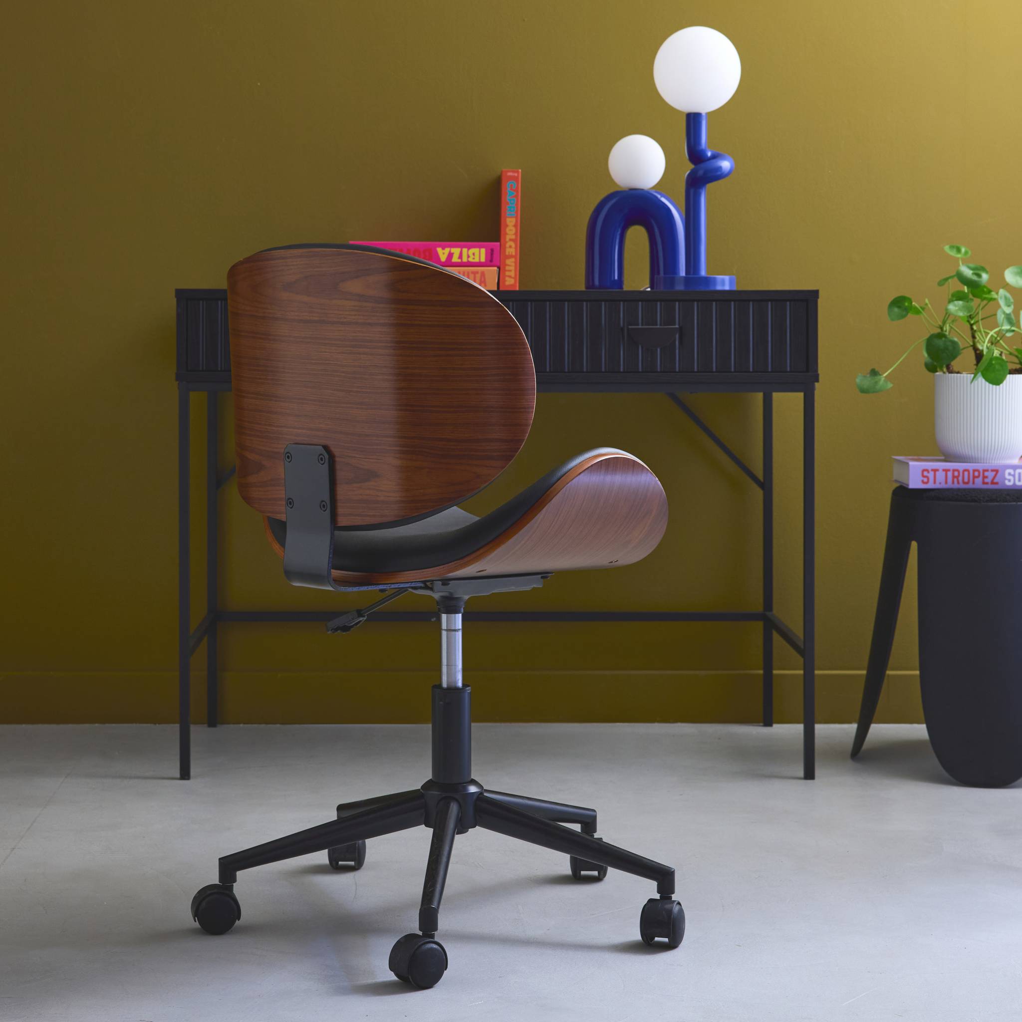 Chaise de bureau à roulettes bois courbé avec placage effet noyer et assise noire