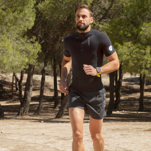 Camiseta de compresión negra, ligera y ergonómica con soporte postural y cinturón de almacenamiento integrado para trail running
