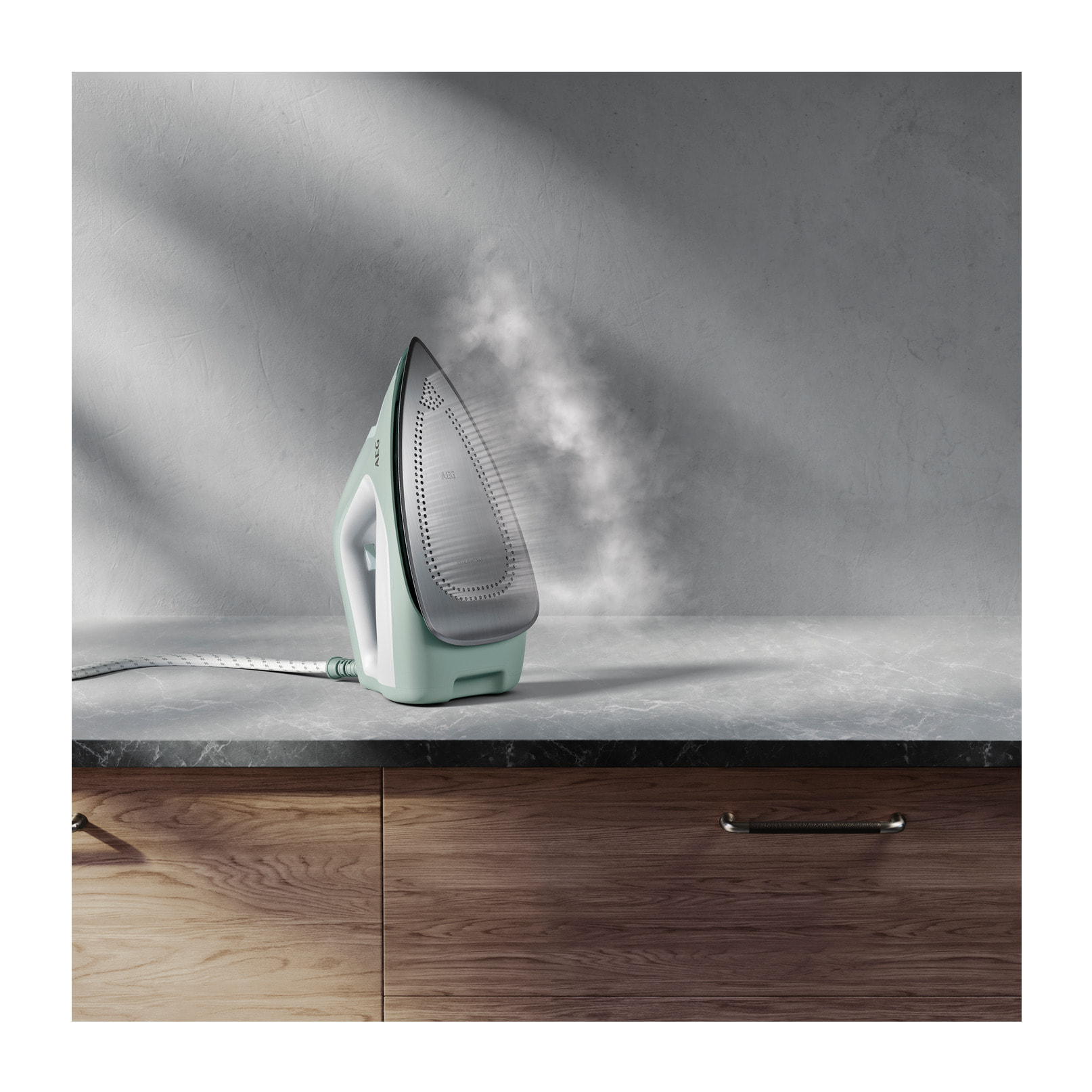 AEG Centro de planchado AEG Delicate 6000 de 2000 W y 300 g/mm de golpe de vapor ST6-1-4LG