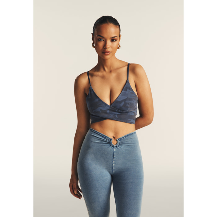 Top cropped fantasia camo con incroci frontali