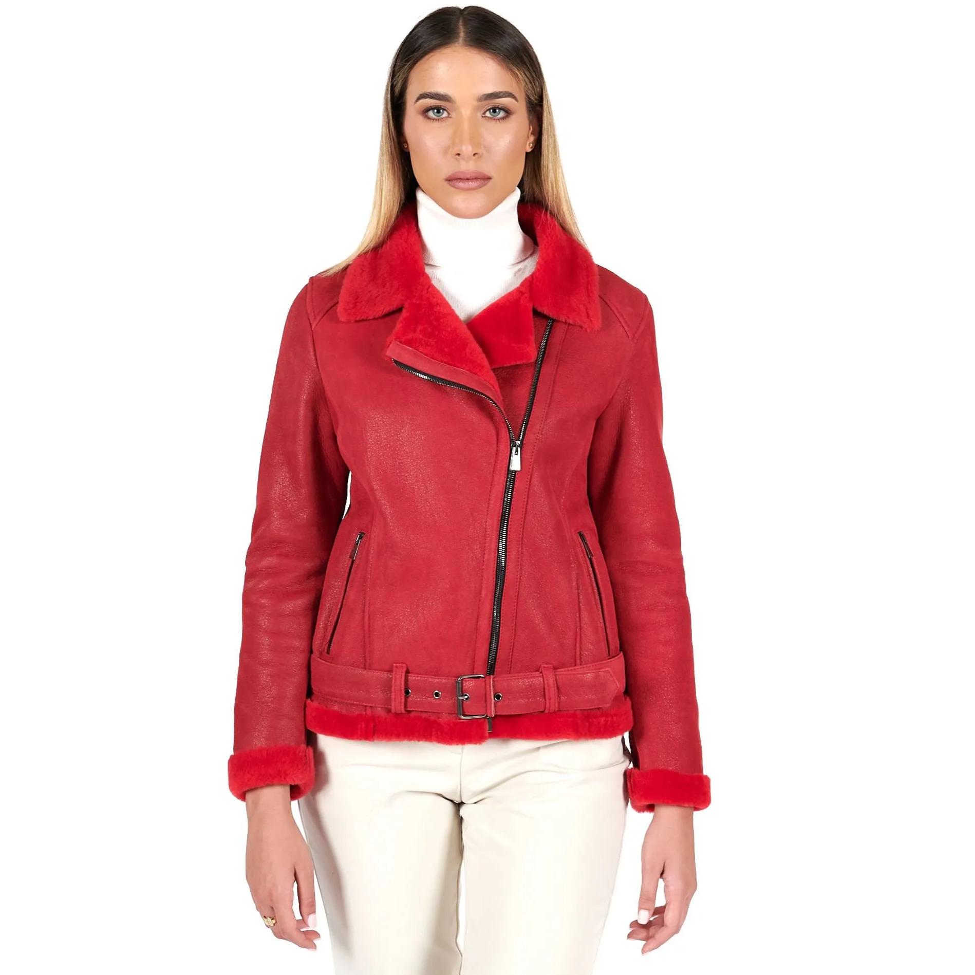 Montone shearling rosso con cintura e cerniera trasversale