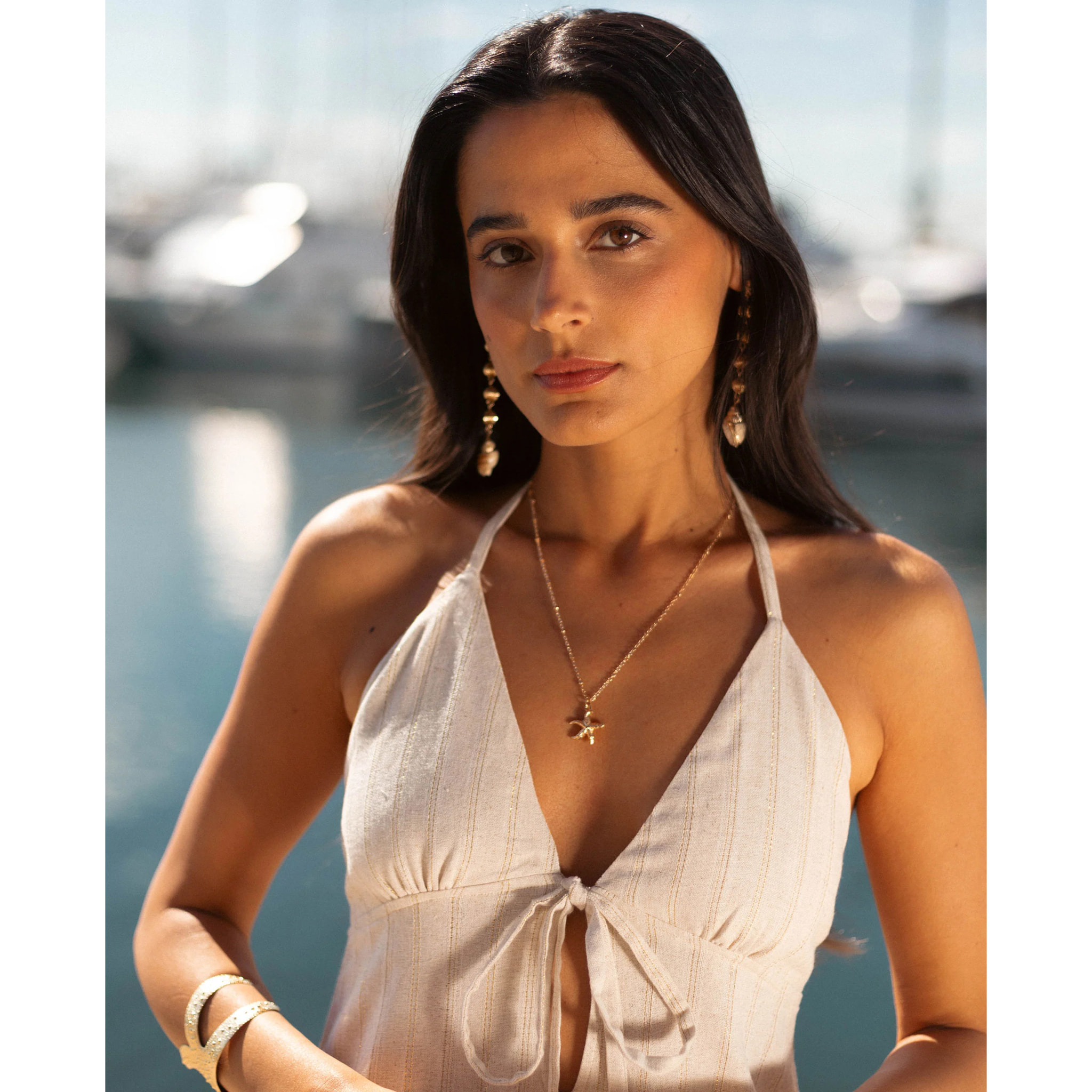 Vestido midi de punto con escote pico y cuello halter