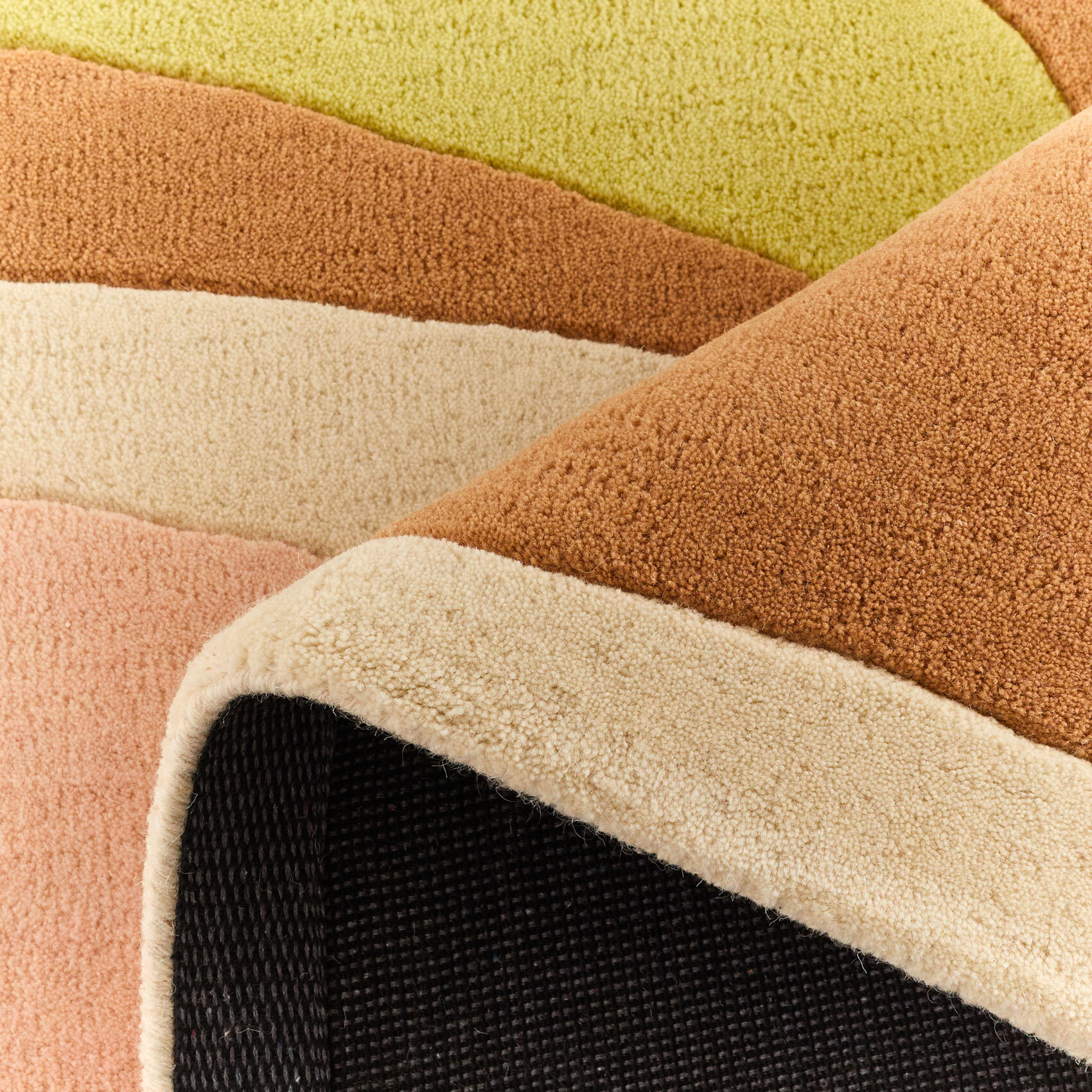 PANTONE - Tapis en laine fait main RAYON TENDRE à motif abstrait