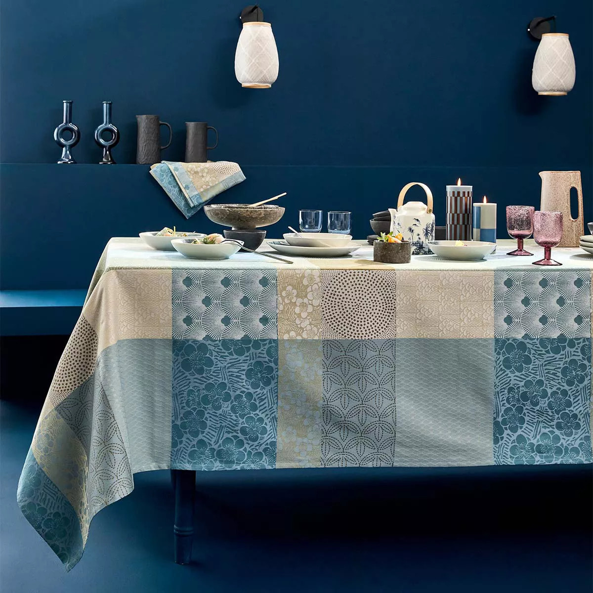 Nappe pur coton enduit motif jacquard bleu beige Mille zen ecume