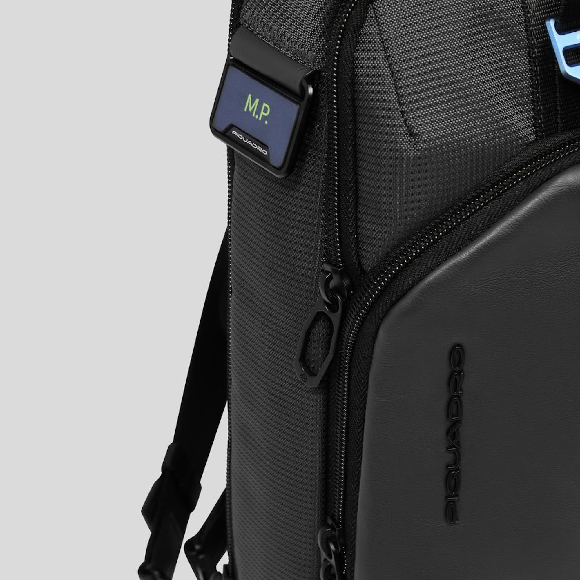 Piquadro Monospalla porta iPad®mini in tessuto riciclato e materiale bio-based con protezione RFID