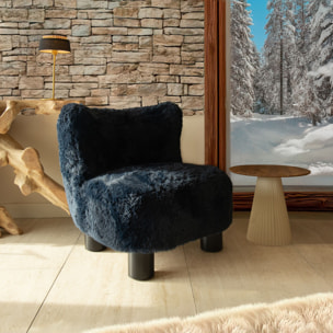 Fauteuil effet fourrure bleu et structure en bois  ARTIC