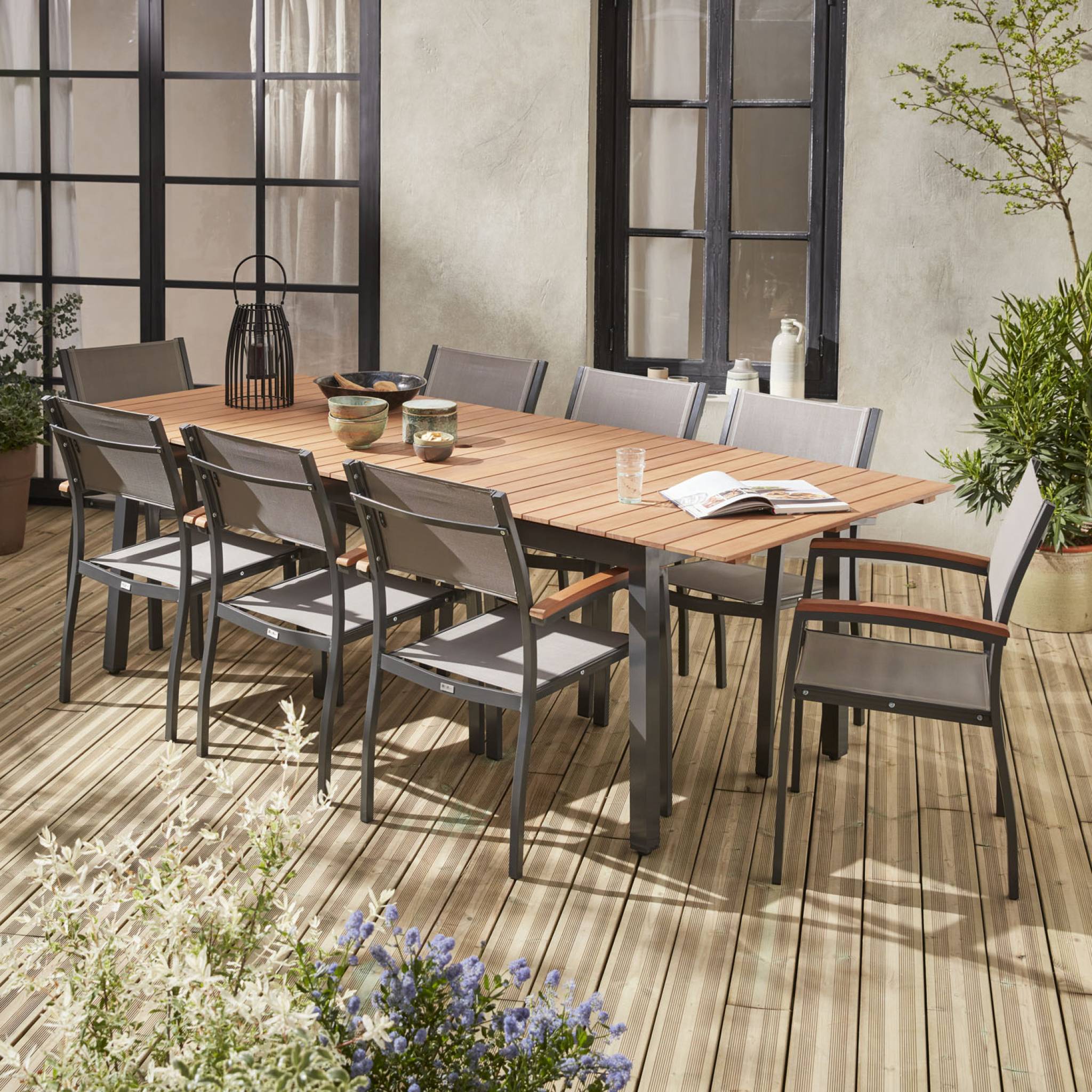 Table de jardin extensible bois d'eucalyptus et aluminium + 8 assises. en aluminium. bois d'Eucalyptus huilé et textilène gris taupe