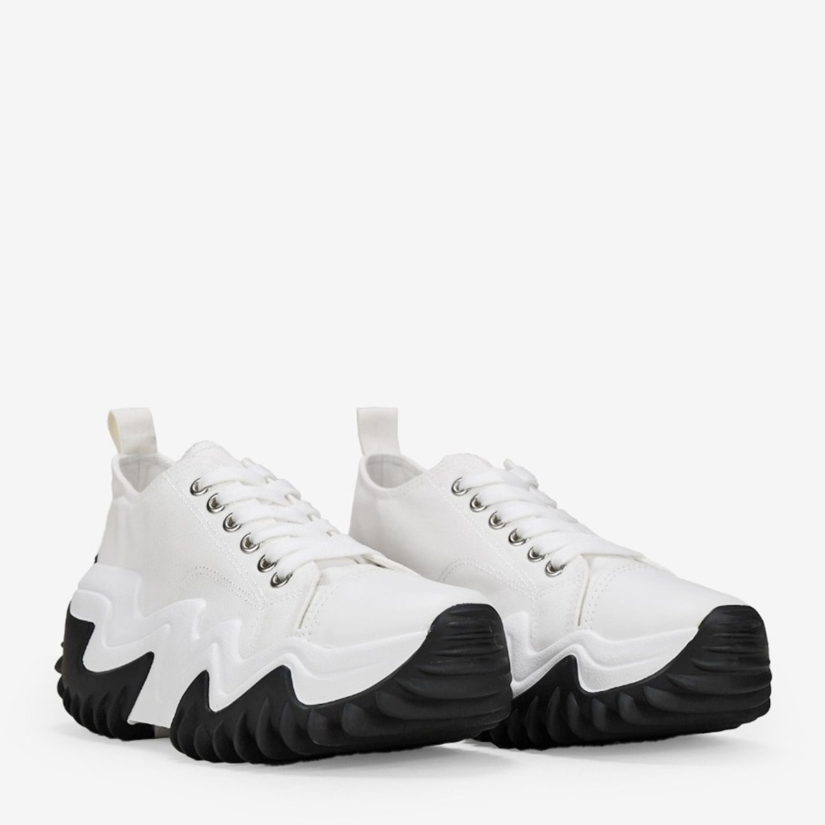 Zapatillas de tela blancas con plataforma y suela dentada