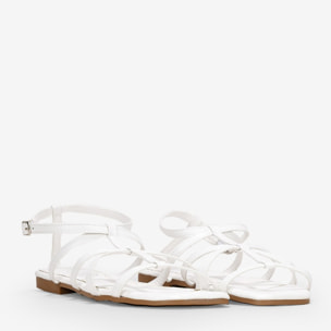 Sandalias blancas planas con tiras
