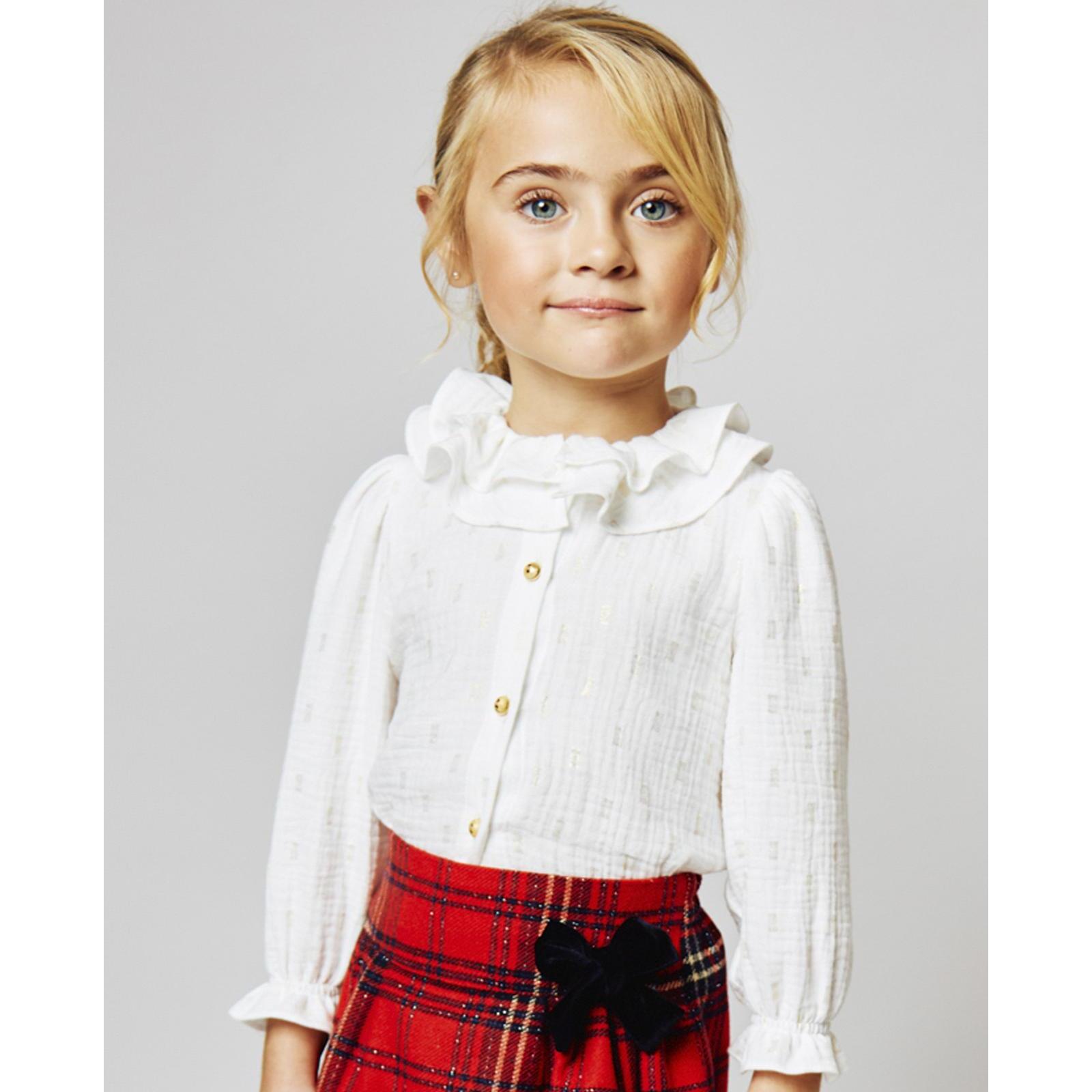 Blusa con doble cuello y manga con volumen en dorado y blanco