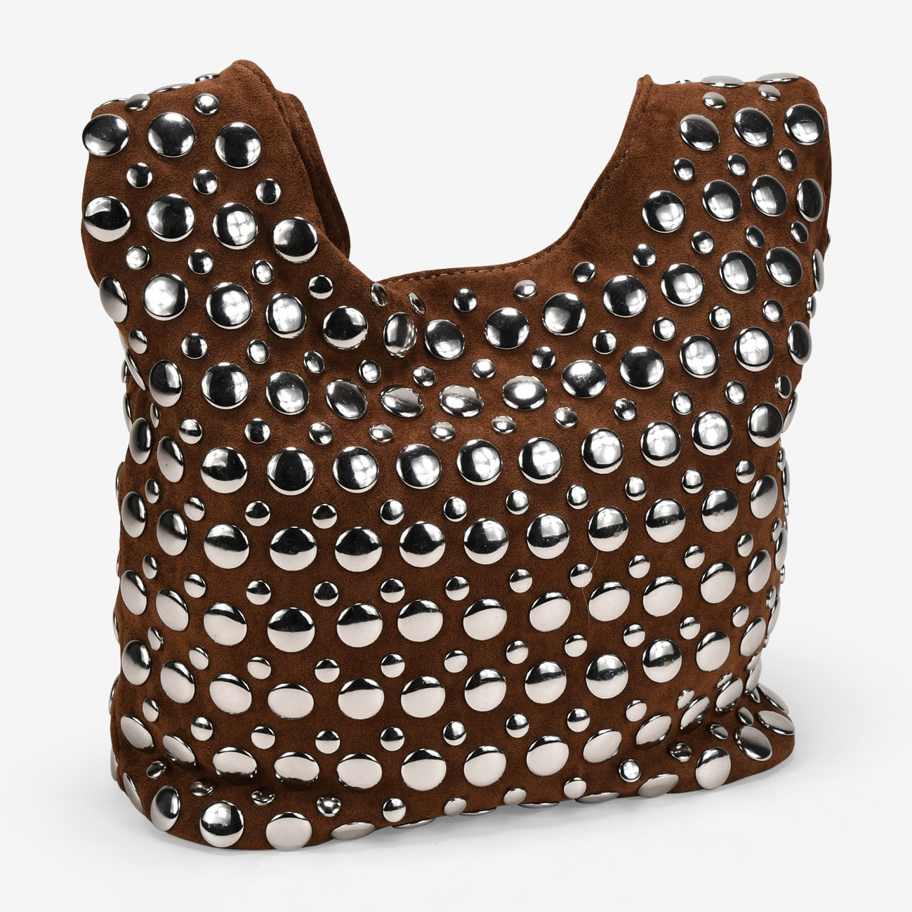 Bolso de hombro marrón con tachas metálicas