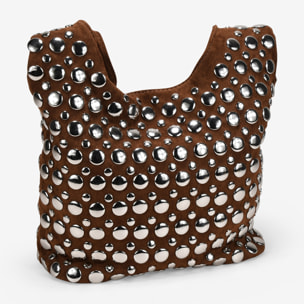 Bolso de hombro marrón con tachas metálicas