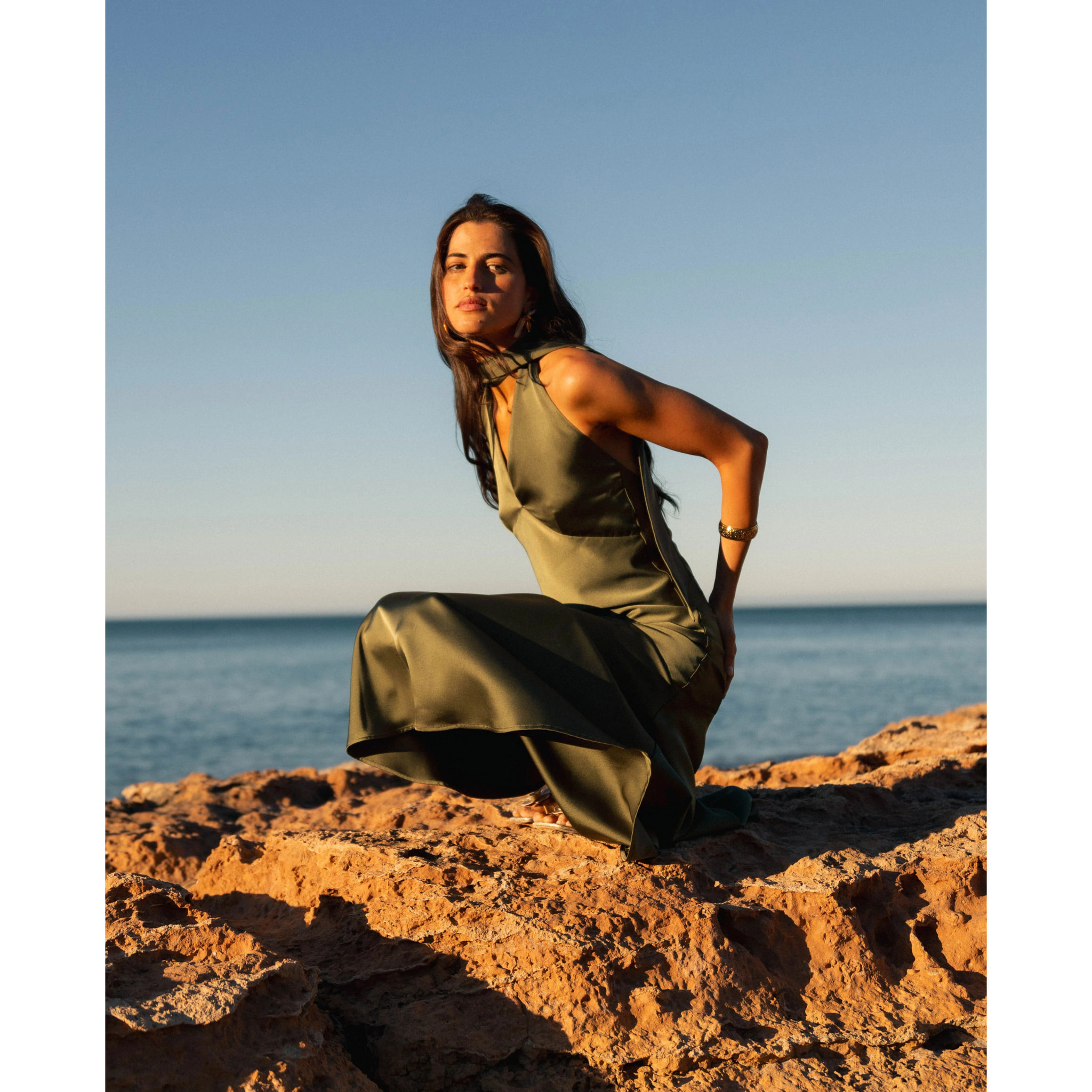 Vestido midi con escote halter y lazada