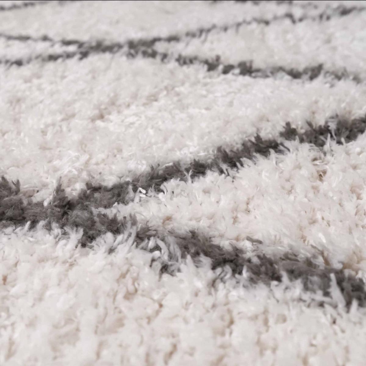 Tapis Shaggy longues mêches et aux motifs traditionnels Berbères