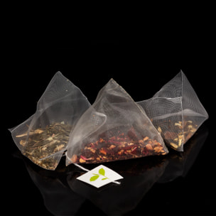 Infusión natural de frutos rojos (flor de hibiscus, manzana, escaramujo sin semillas,
bayas de enebro y aromas) en 15 pirámides. 37,5 grs.