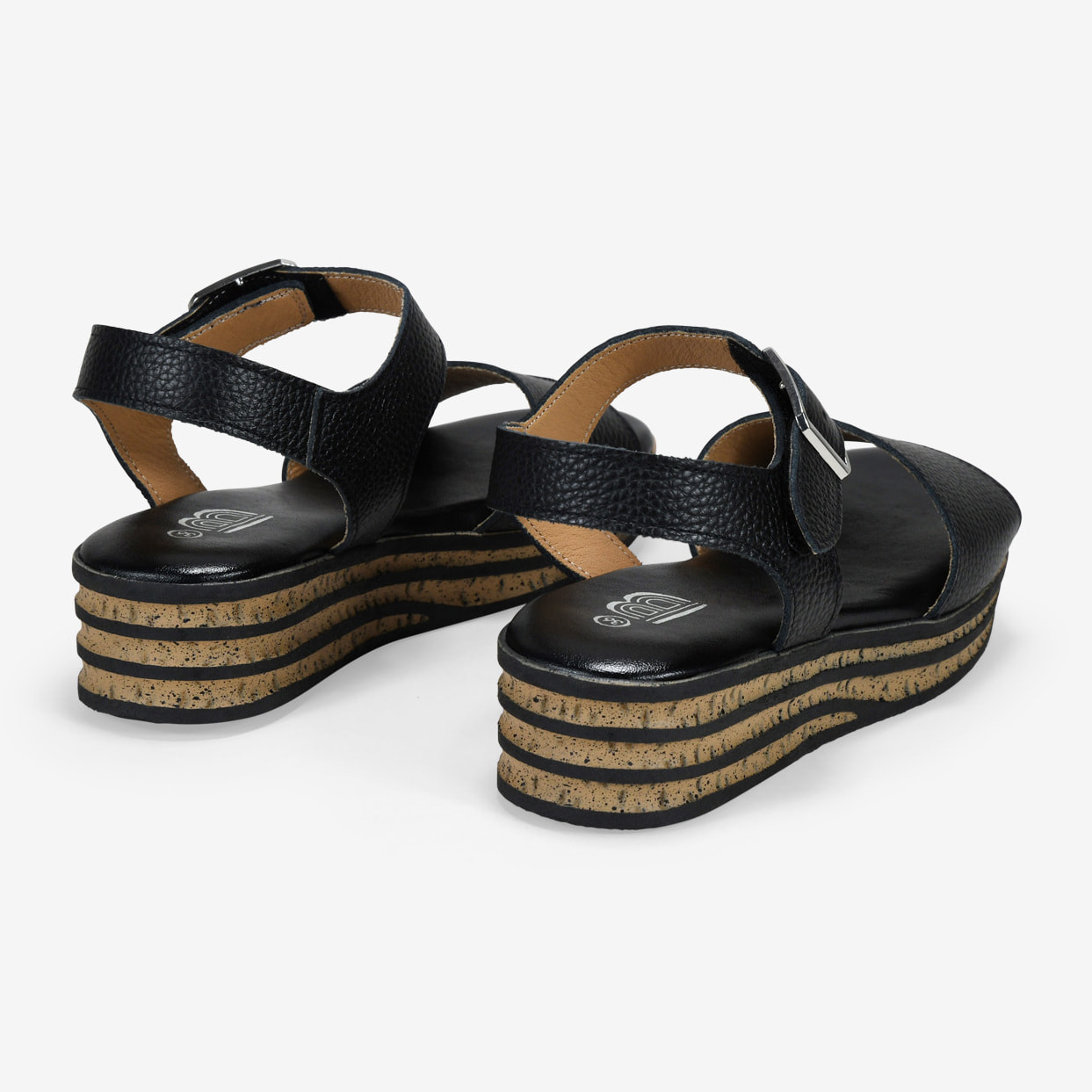 Sandalias negras en piel con cuña