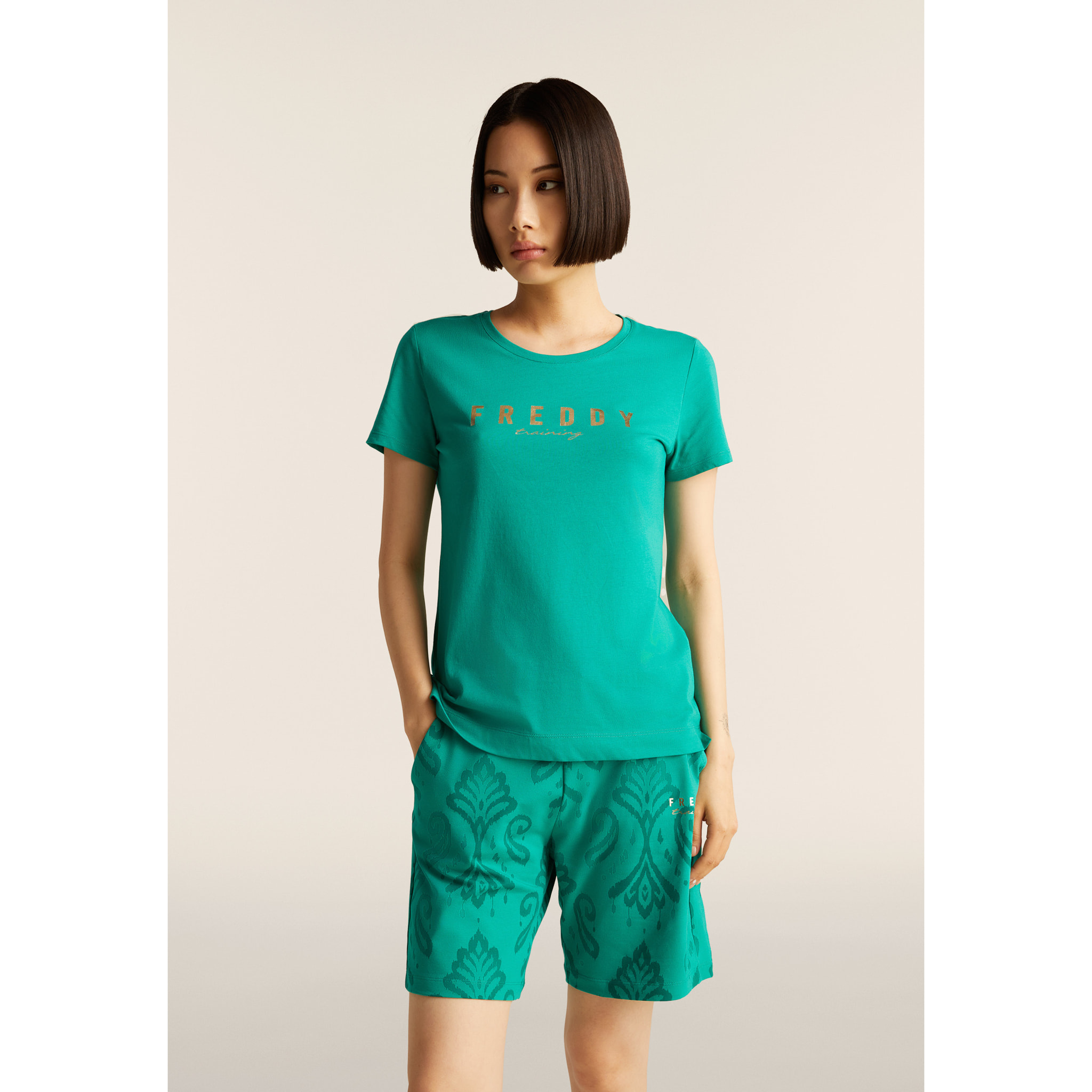 T-shirt in jersey con logo oro chiaro sul fronte