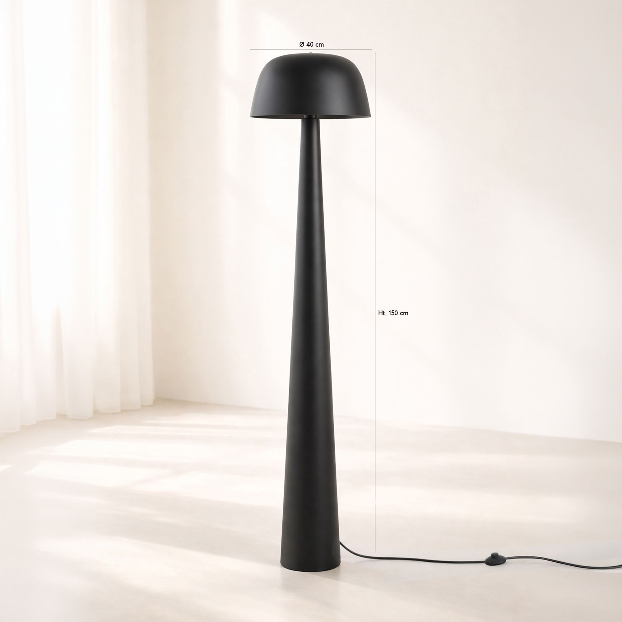 Lampadaire en métal mat noir KALYSTA