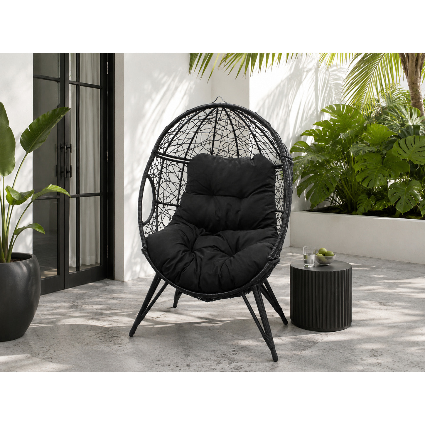 Fauteuil œuf sur pied en résine noir effet rotin JIMMY