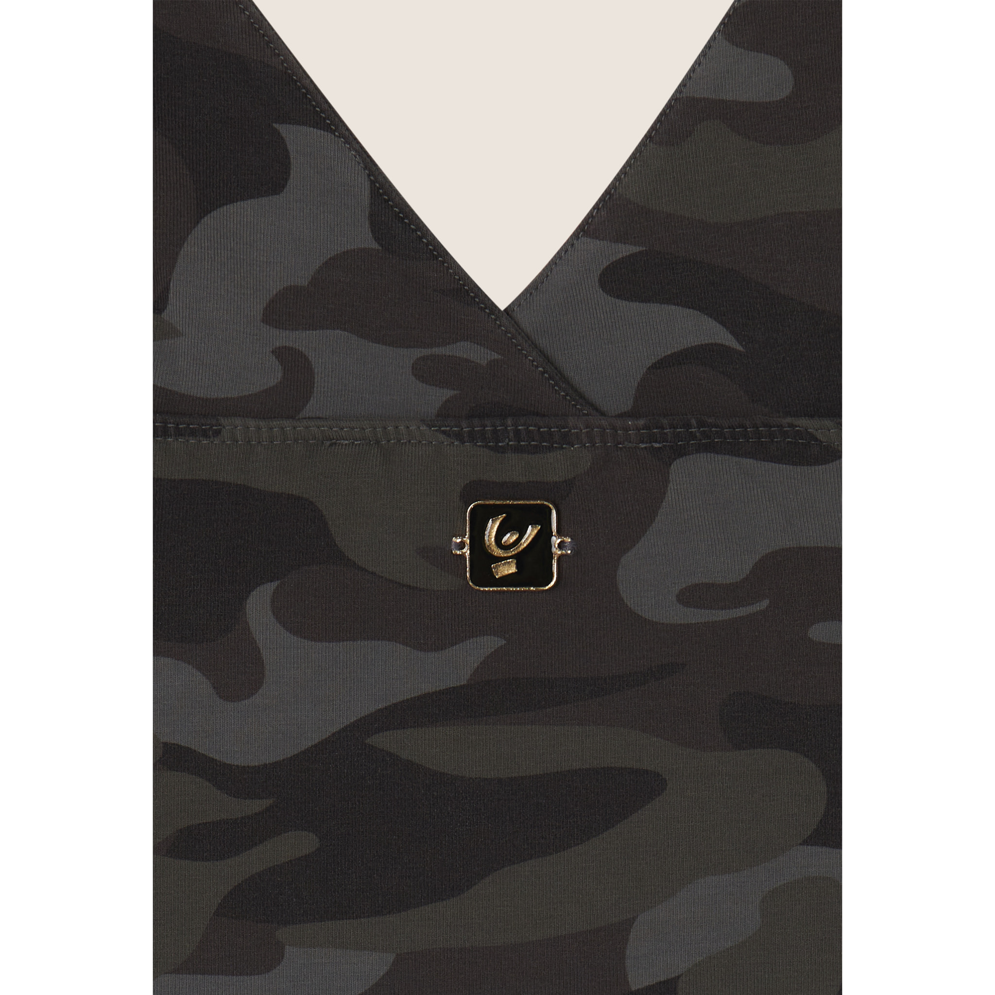 Top cropped fantasia camo con incroci frontali