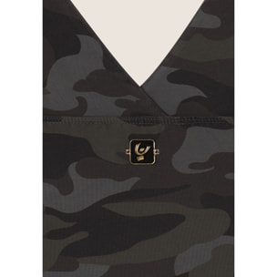 Top cropped fantasia camo con incroci frontali