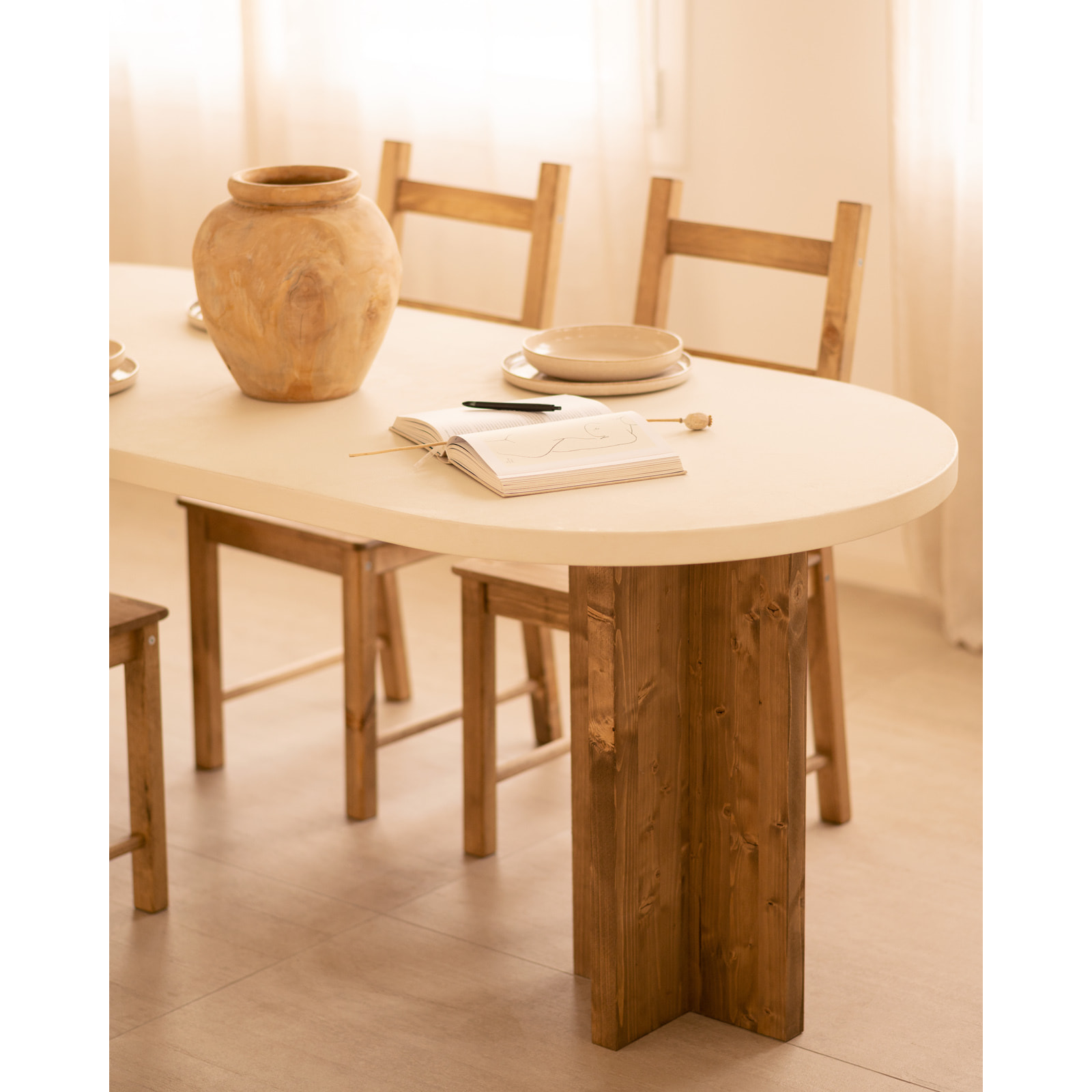 Table de salle à manger ovale en microciment blanc cassé avec pieds en chêne foncé en différentes tailles