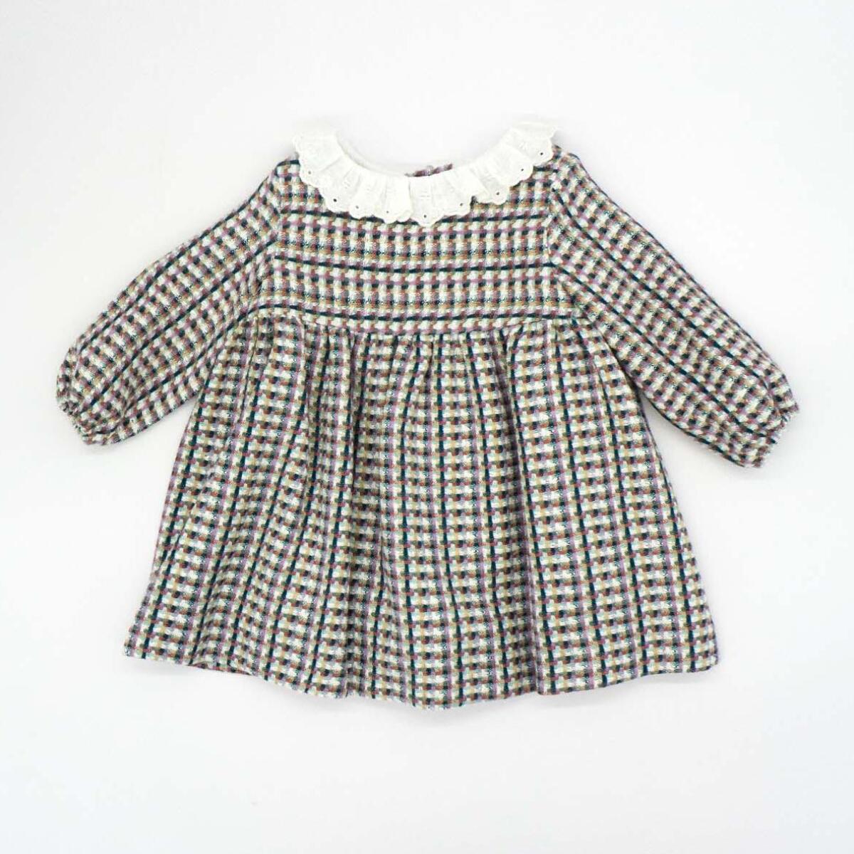 Vestido chanel verde con cuello con volante en blanco