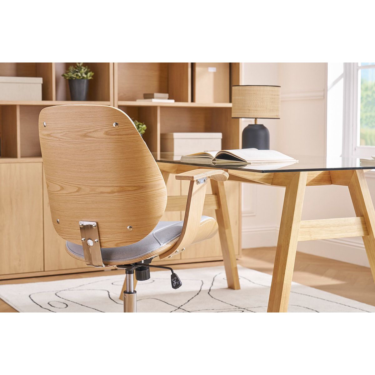 Chaise de bureau à roulettes design en tissu gris clair, bois clair et acier chromé YORKE