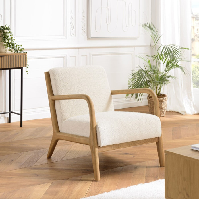 PIERRE - Fauteuil bas tissu bouclette écru structure et accoudoirs bois