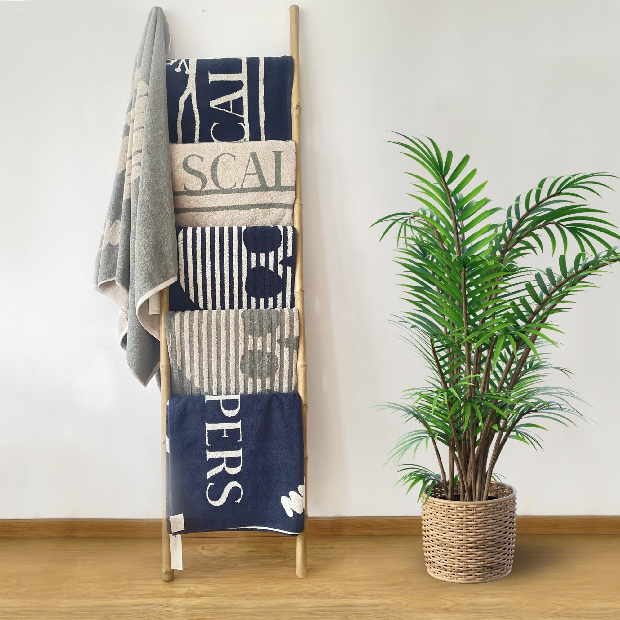 Toalla de playa 90x180cm 100% algodón 420gsm en azul marino con logo y a rayas scalpers home