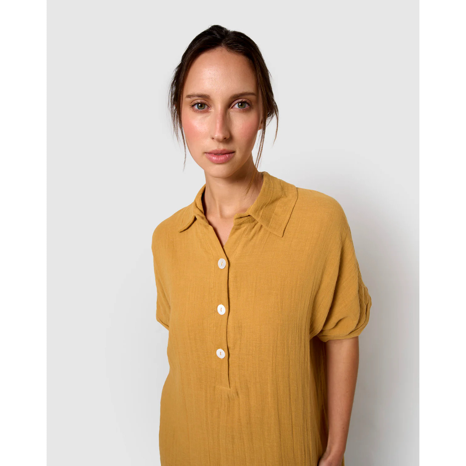Vestido midi manga fluida muselina ocre