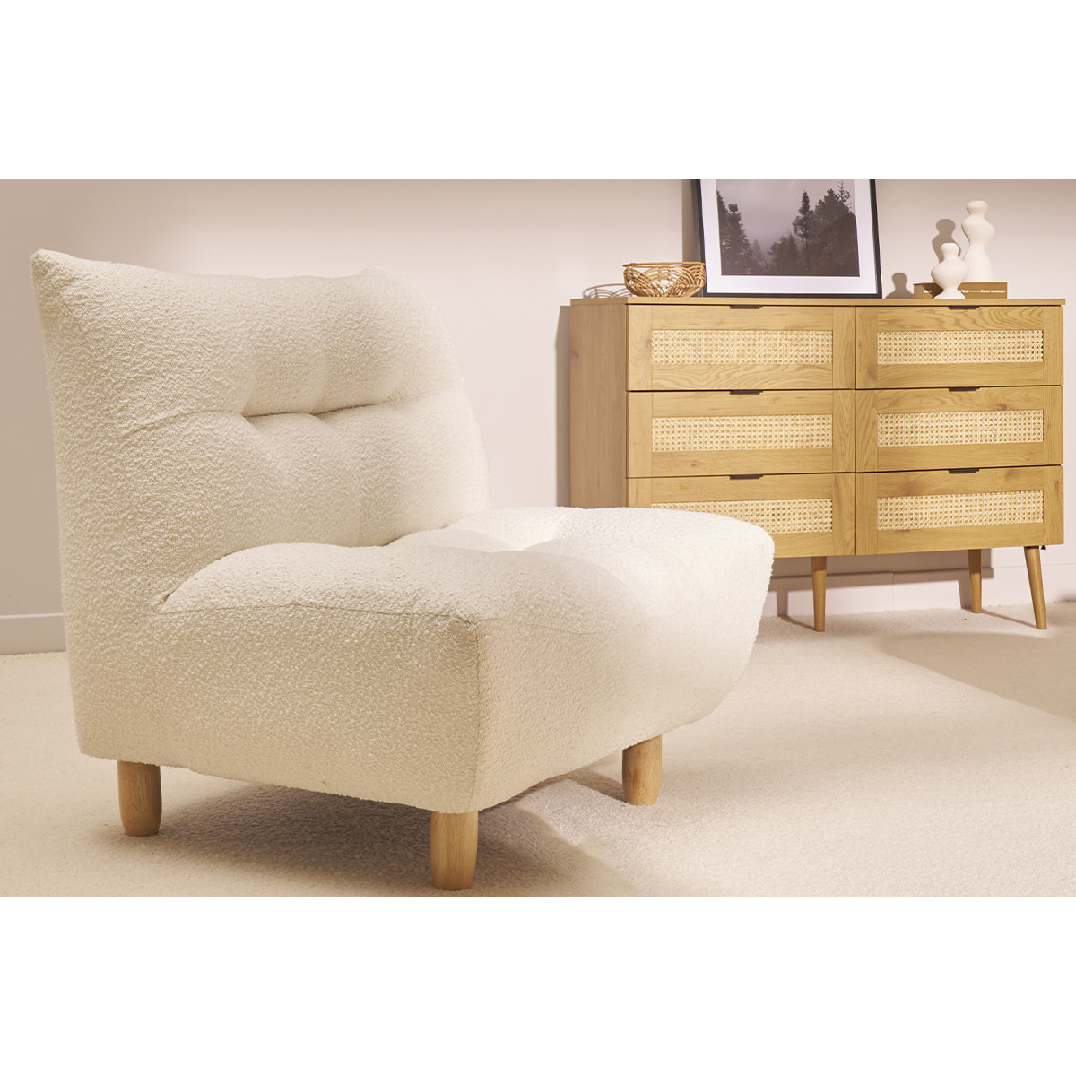 Fauteuil scandinave en tissu effet laine bouclée blanc et bois clair YUMI