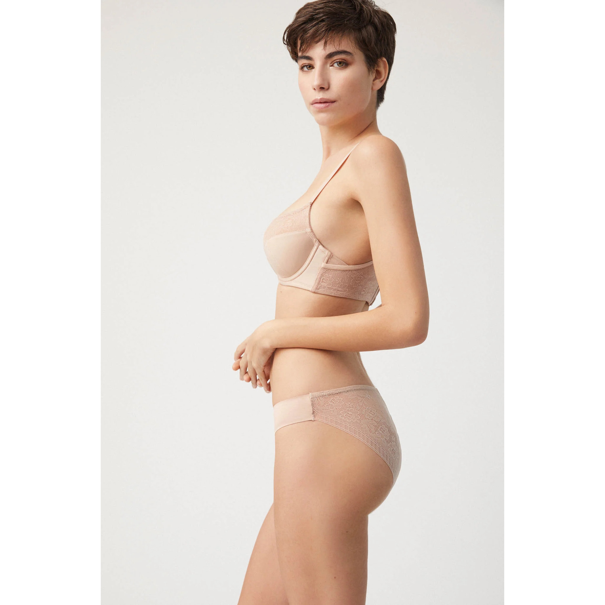 Mini slip invisibile con pizzo beige