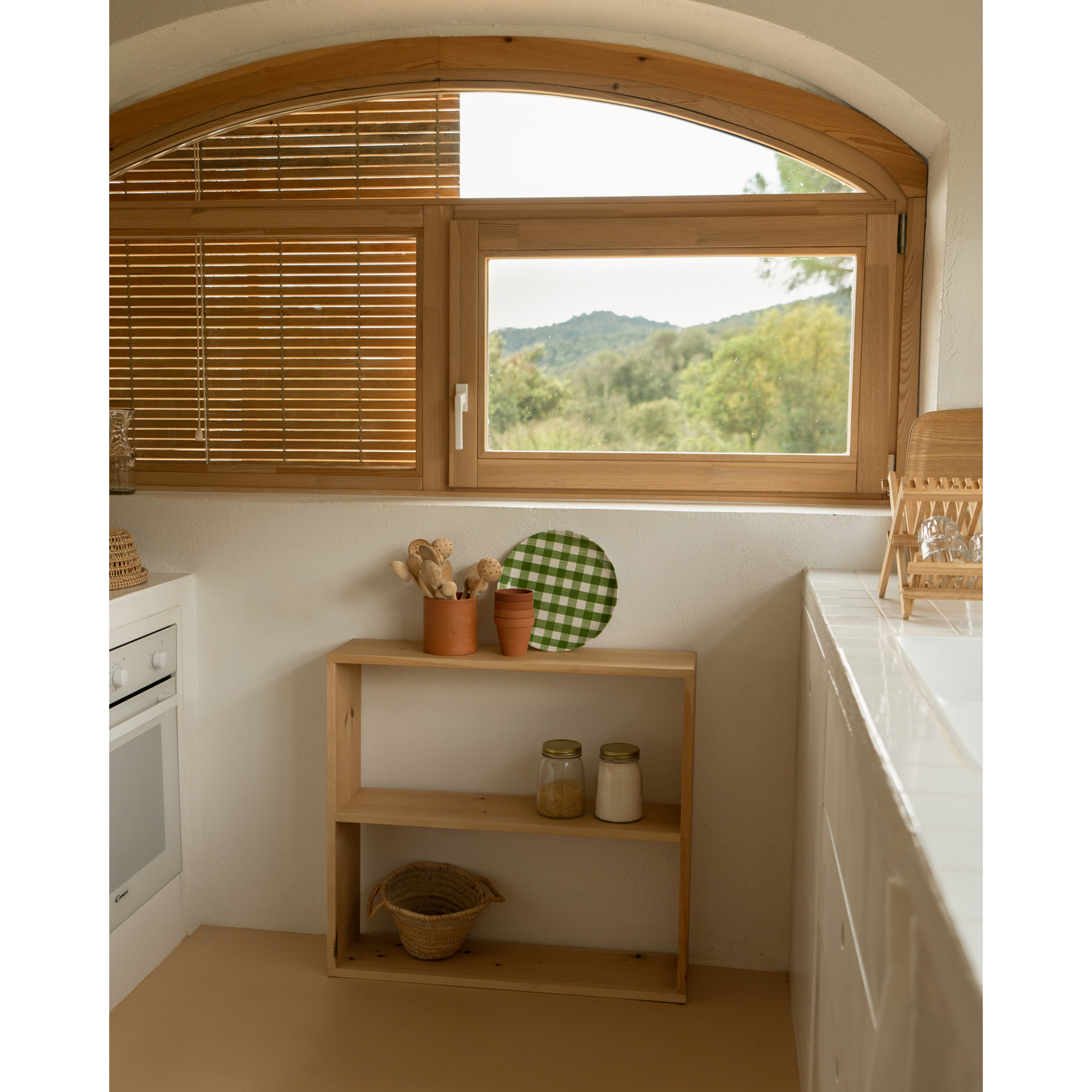 Estantería de madera maciza tono roble medio con 1 estante Alto: 74 Largo: 80 Ancho: 20