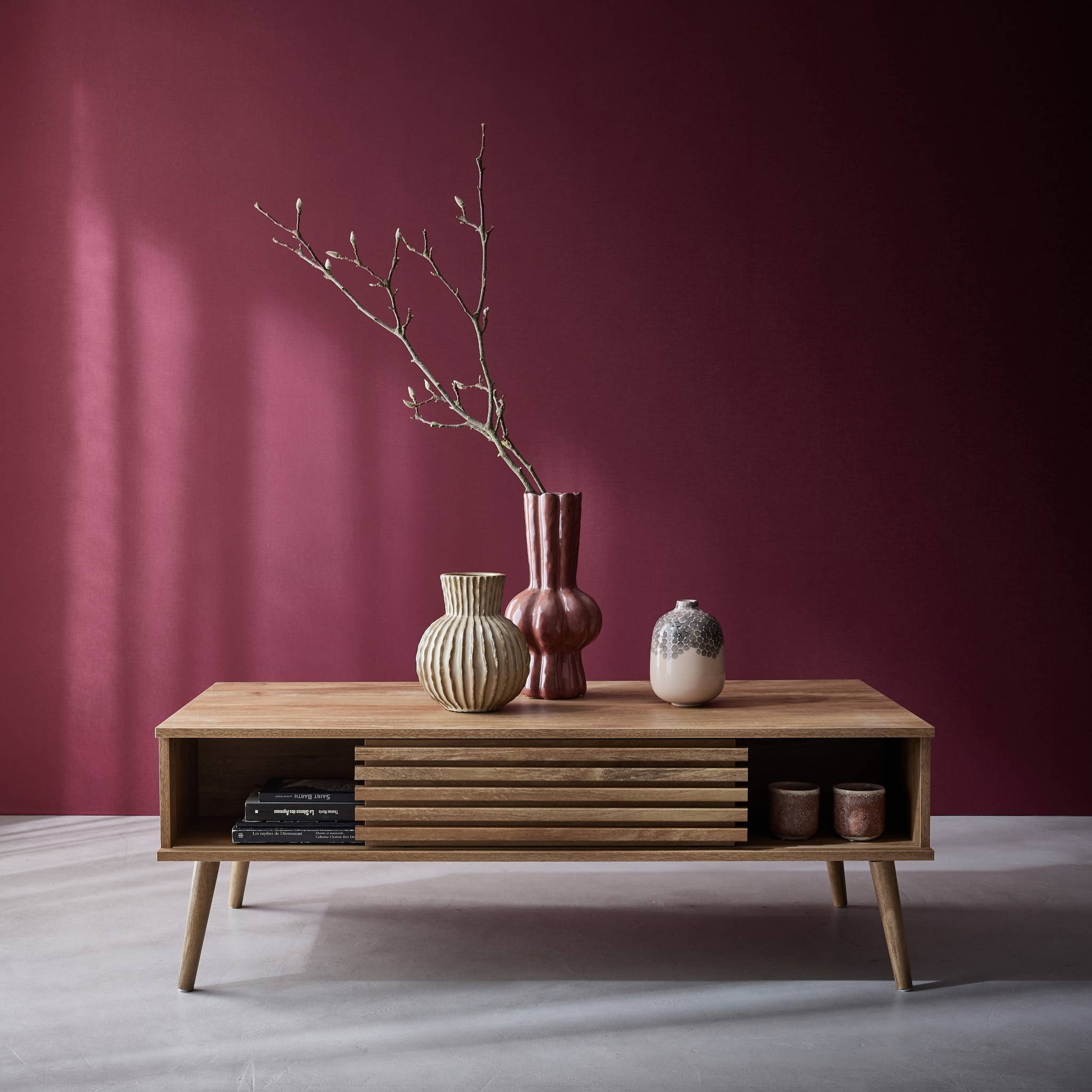 Table basse scandinave avec portes coulissantes décor bois rainuré et niches de rangement