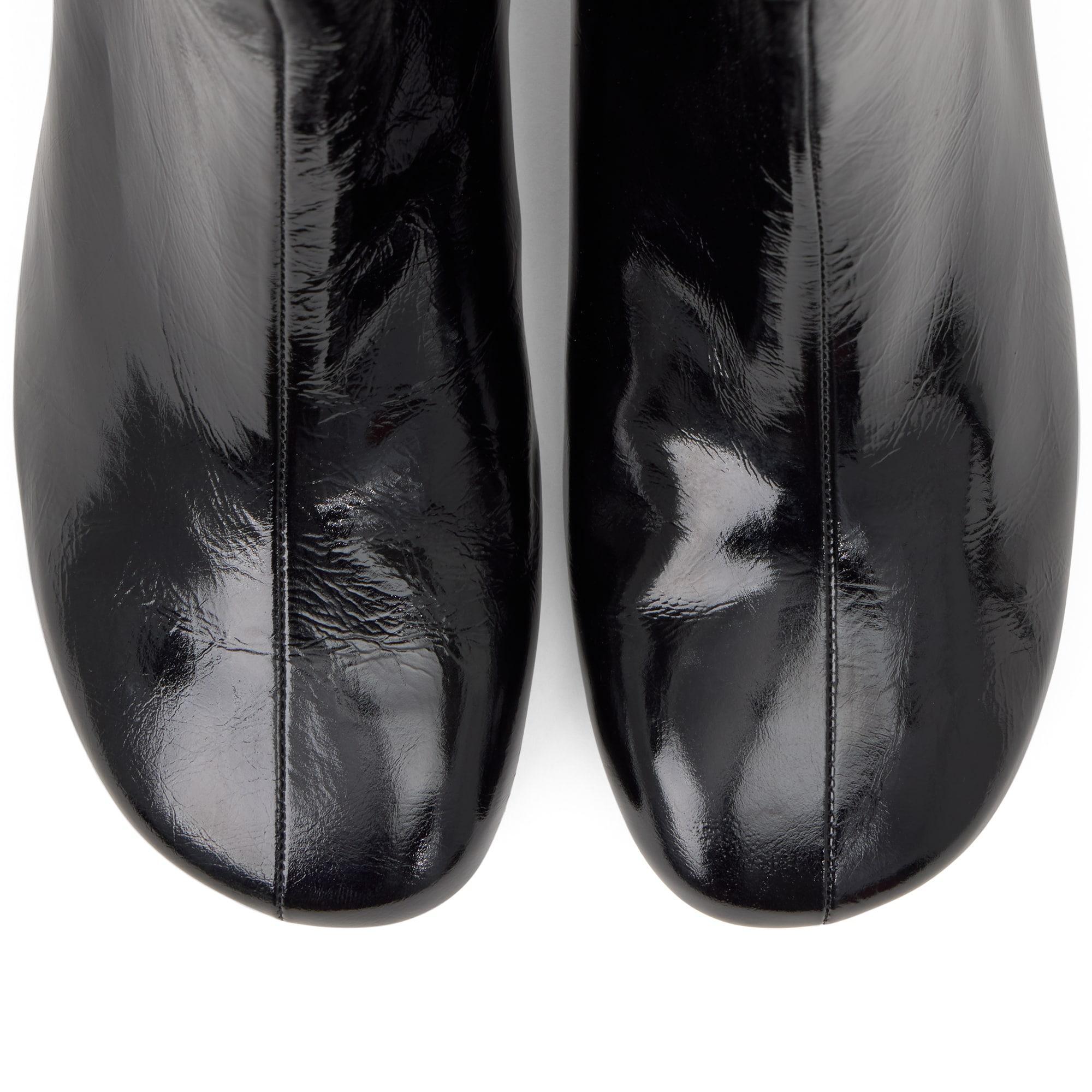 Botín de tacón Alegra en charol con cierre elástico y tacón kitten