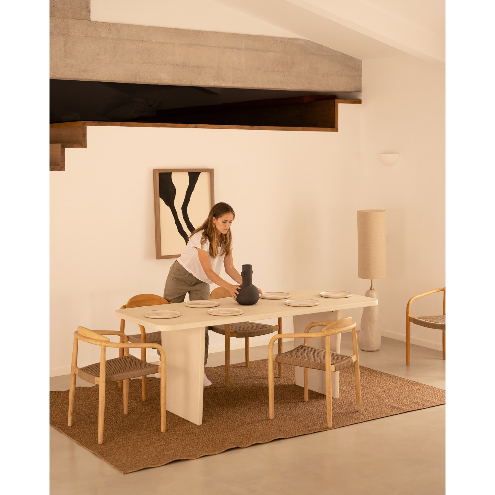 Table à manger en microciment de teinte blanc cassé disponible en différentes tailles