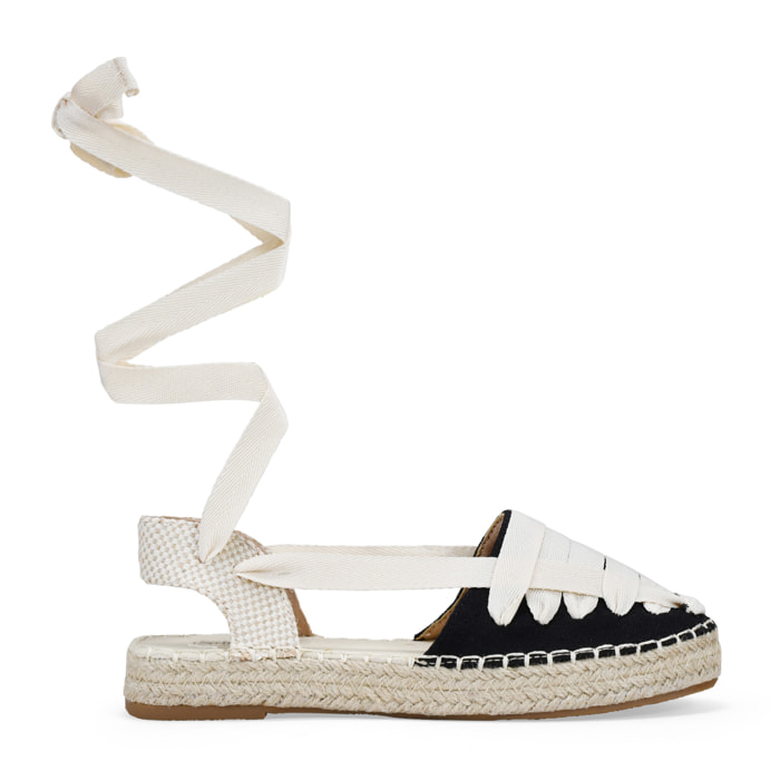 Alpargatas planas negras con tiras atadas