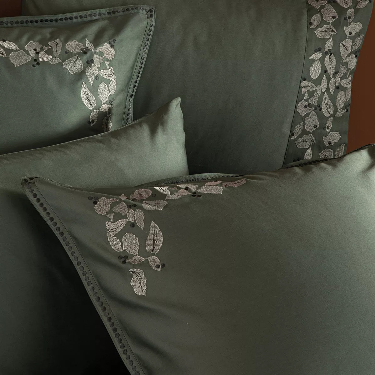 Taie d'oreiller satin de coton brodé vert Cayla cedre