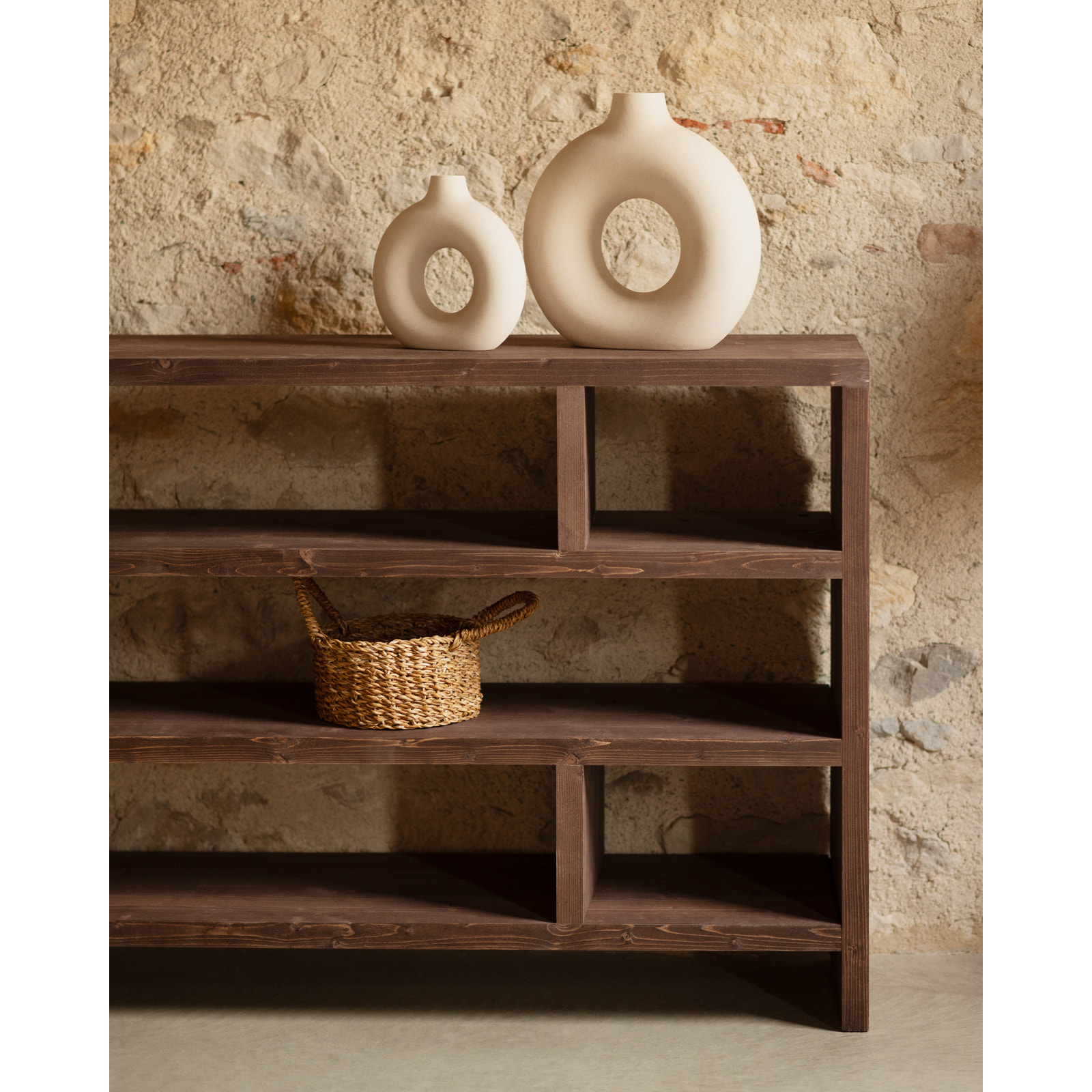 Estantería de madera maciza tono nogal de 80x140cm Alto: 80 Largo: 140 Ancho: 35